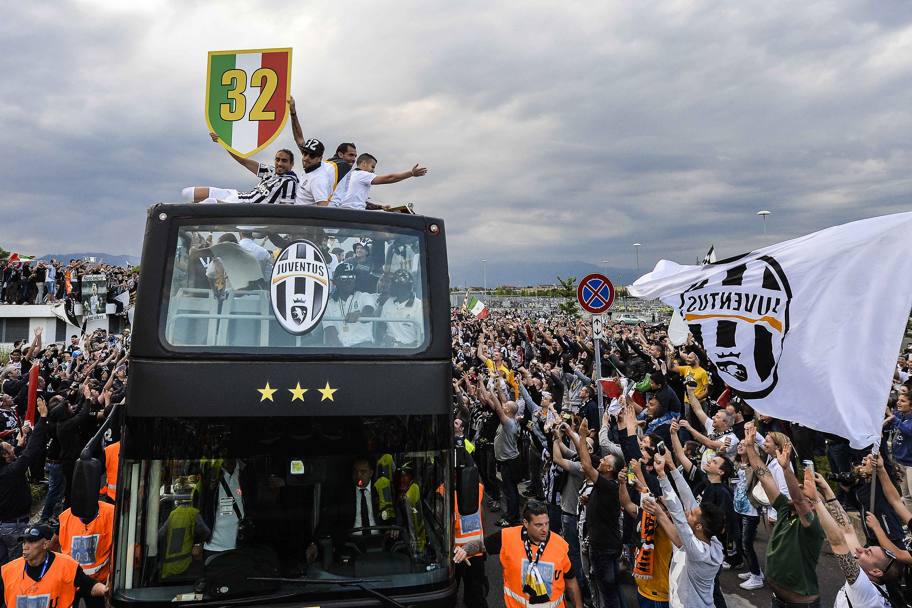 A Torino  festa dentro e fuori lo Stadium per il trentesimo scudetto della Juventus: i calciatori attraversano le strade della citt esponendo un tricolore con il numero 32 